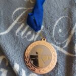 bronze medaille met daarop een boogschutter afgebeeld