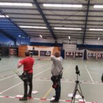 twee boogschutters tijdens een indoor wedstrijd